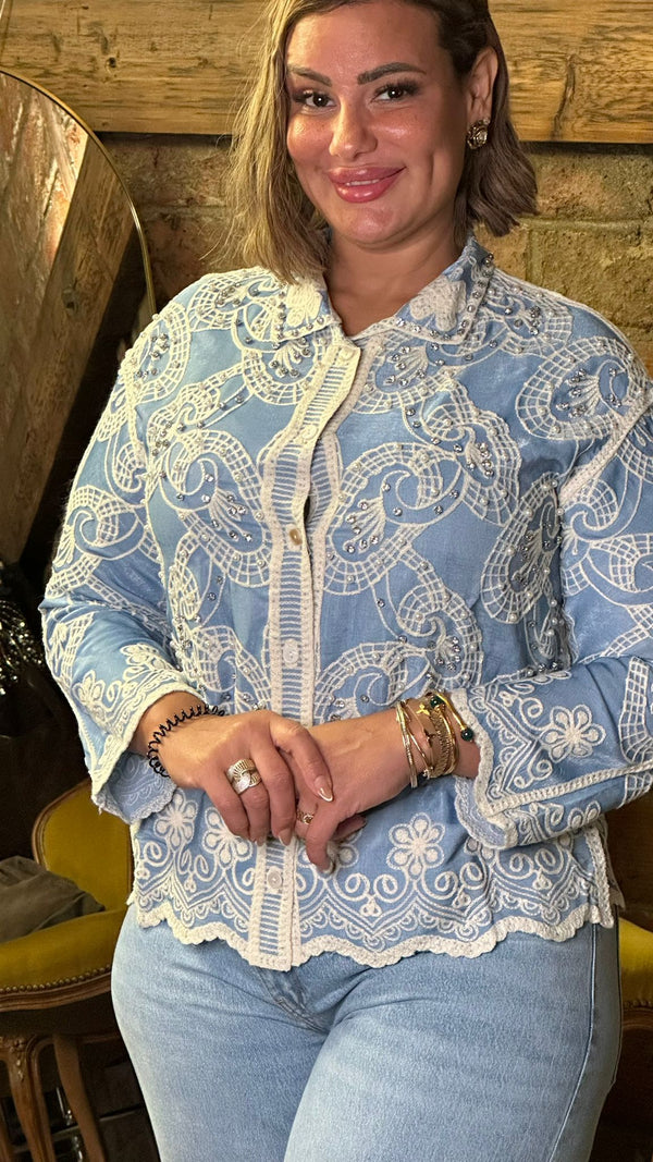 Chemise relief brodée